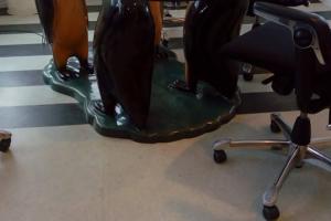 Mesa de trabajo del Director del Instituto Polar Noruego, consiste en cuatro esculturas de pinguinos y fue adquirida en Ushuahia por el anterior Director.