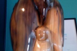 Instituto Polar Noruego, escultura en madera que representa una familia de esta ave austral, adquirida en en Ushuahia por el anterior Director